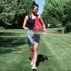 Earthway Hand Crank Spreader With 20lb Nylon Bag Hopper -Gardening Supplies e27 inuse vert